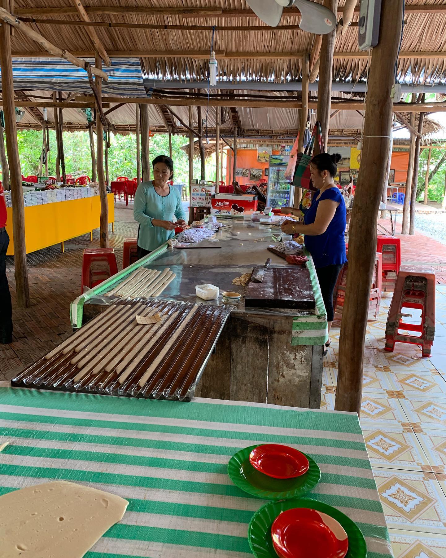 Xưởng làm kẹo dừa