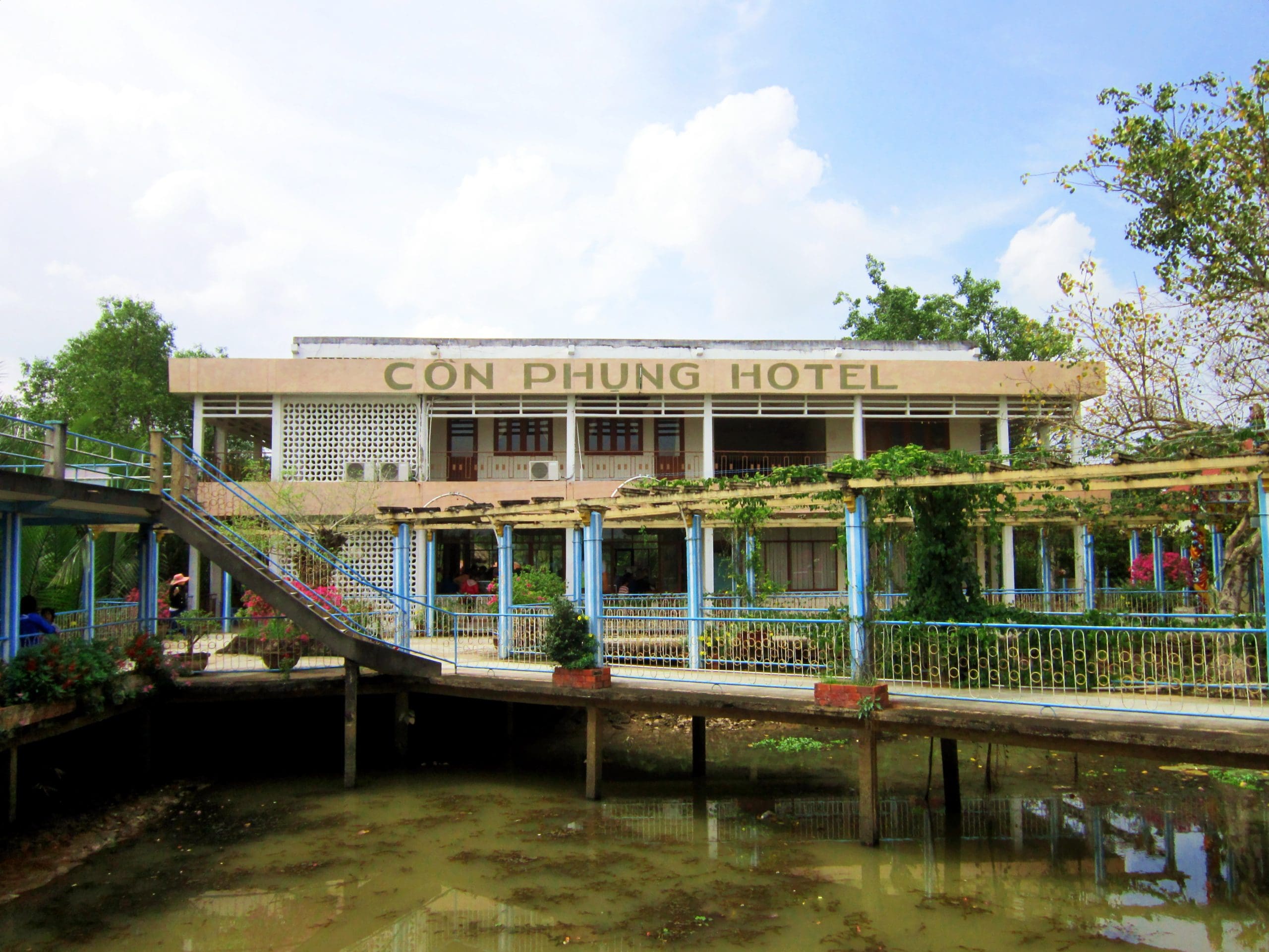 Một Khách Sạn ở Cồn Phụng