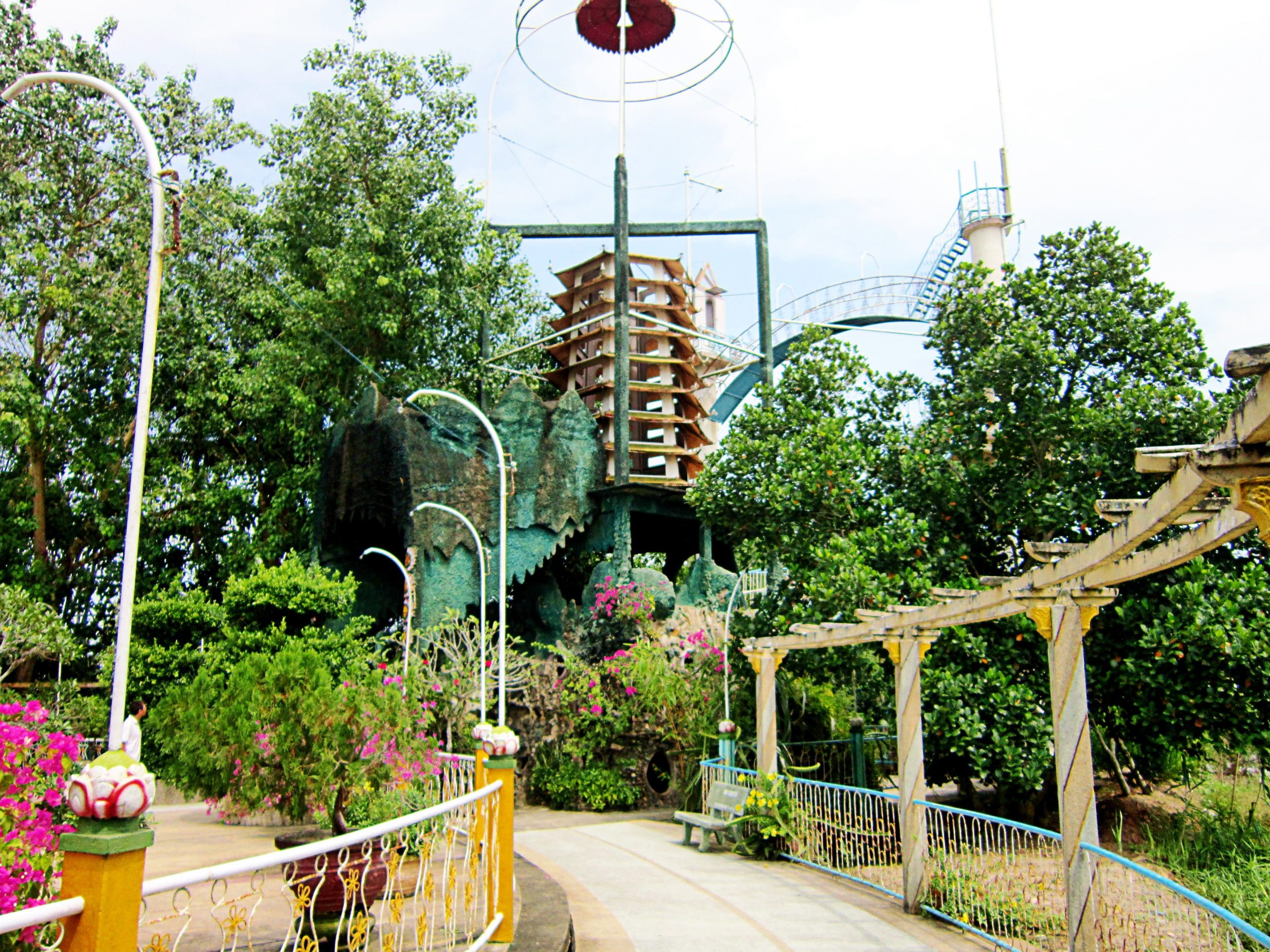 Tháp Hành đạo Của Đạo Dừa